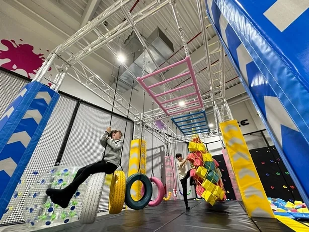 Copii pe traseul cu obstacole Ninja Warriors.